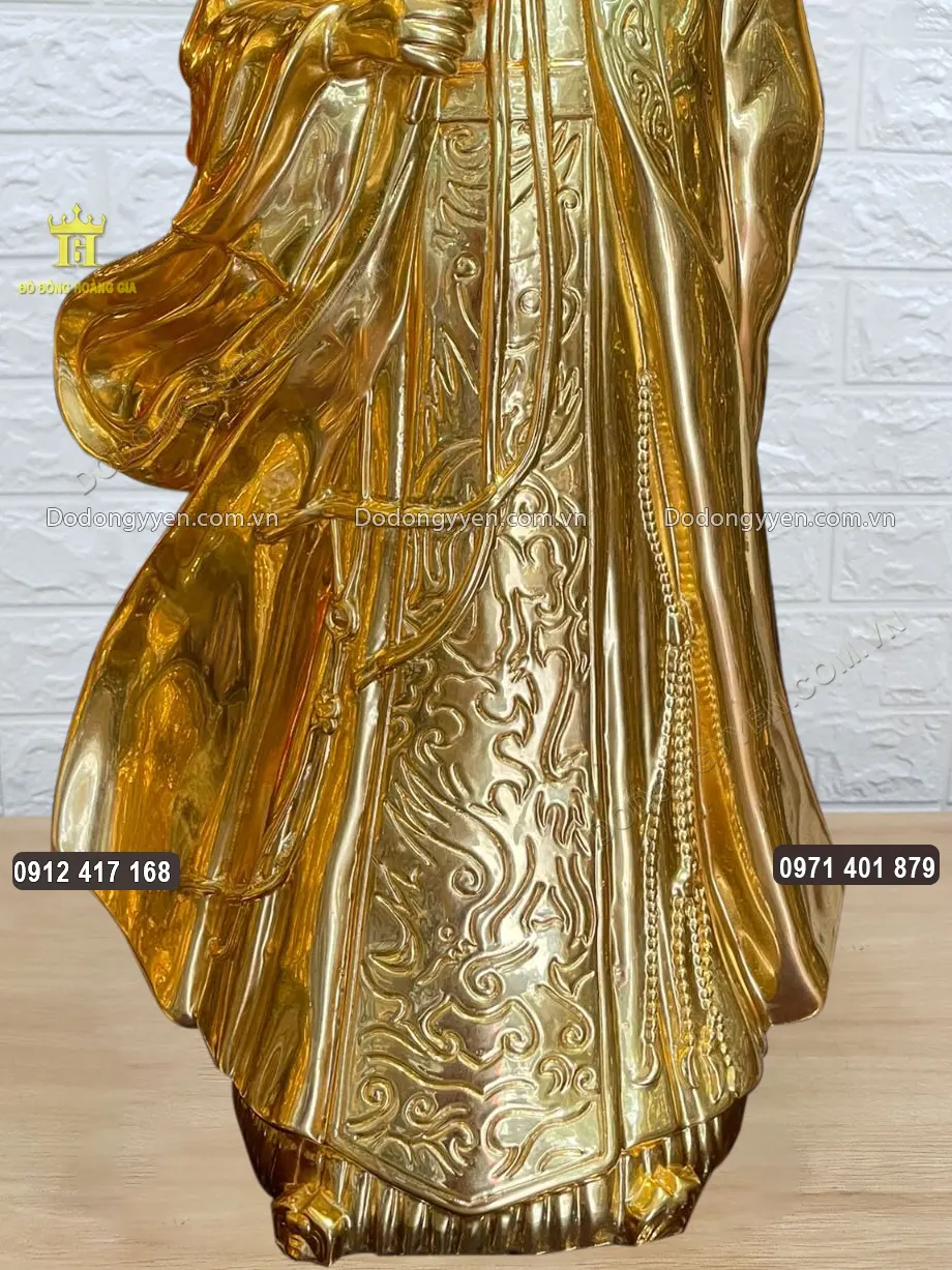 To&agrave;n bộ bề mặt bức tượng được d&aacute;t v&agrave;ng 24K sang trọng